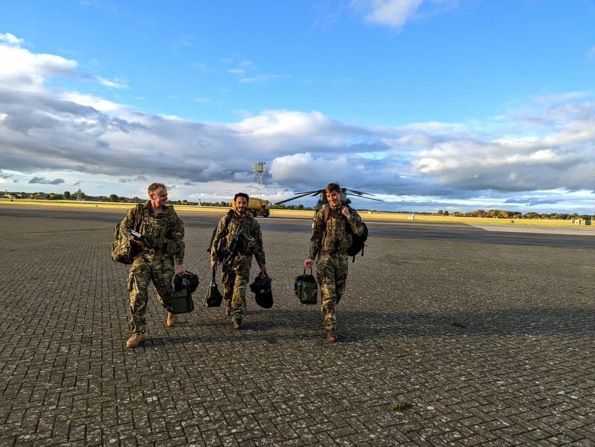 RAFBenson's tweet photo. The first solos for the #Chinook trainees on 28 Squadron after 3 busy weeks learning to handle the aircraft, work as a crew, follow emergency drills and carry underslung loads. Next on to instrument flying to allow them to fly in poor weather. Just in time for Winter!#comdjhc https://t.co/qw3I7t9wPM