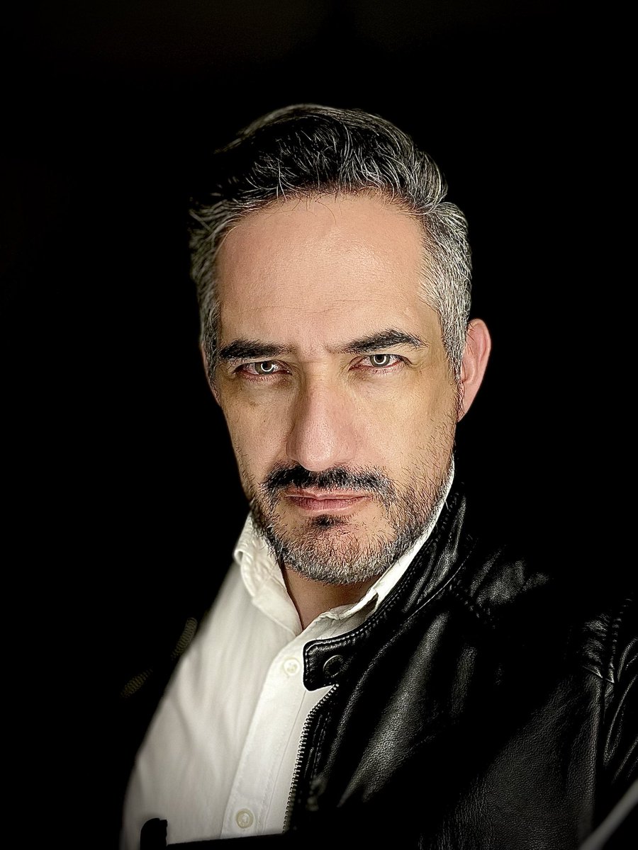 carlospulido_mx's tweet photo. Octubre 20, 2022.#yo #me #selfie #greeneyes #48yo #grayhair #anxiety #depression #beard #MentalHealthMatters https://t.co/IeWEV6XT2N