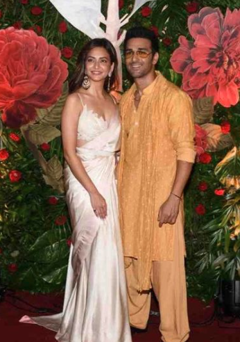PiictureNKraft's tweet image. Aditya Seal &amp;amp; Anushka Ranjan, Kriti Kharbanda &amp;amp; Pulkit Samrat, Kunal Khemu &amp;amp; Soha Ali Khan attend the big bash diwali party arrange by Ramesh Taurani's Diwali Bash. 

#kumartaurani #tips #diwalibash 

@kumartaurani 
@tipsofficial 
@parulchawla9