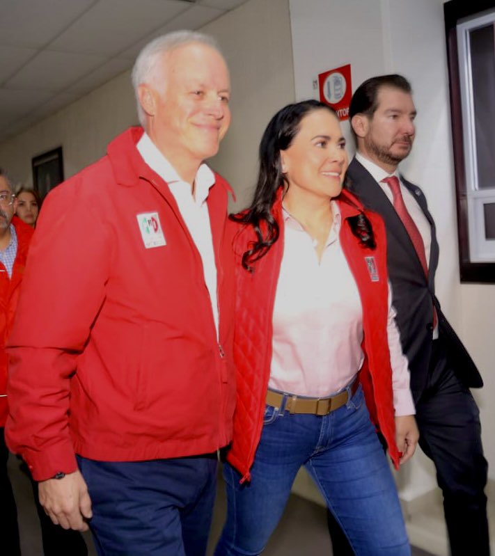 DavidCasBer's tweet photo. @politicomx @AlejandraDMV @PRI_Nacional @alfredodelmazo @osoriochong @alitomorenoc @ruizmassieu @BeatrizPRangel_ Cómo diputada recordar qué fue solo plurinominal cómo candidata al @SenadoPRI perdió por mucho y de presidenta municipal dio mucho dinero para llegar pero su mejor logro de ella que es apadrinada por don  @LVidegaray  y el Sr no va a perder en el @Edomex qué tanto le ha dado hoy https://t.co/lCNIZRvV5A