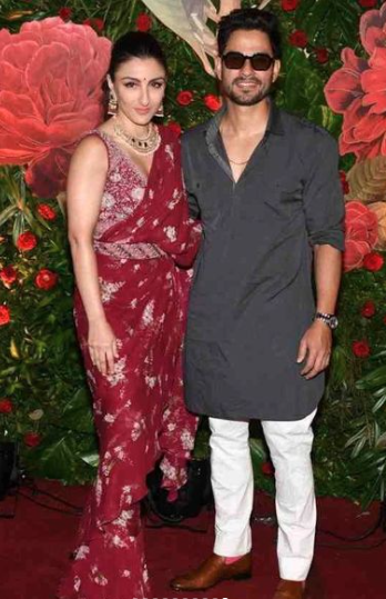 PiictureNKraft's tweet image. Aditya Seal &amp;amp; Anushka Ranjan, Kriti Kharbanda &amp;amp; Pulkit Samrat, Kunal Khemu &amp;amp; Soha Ali Khan attend the big bash diwali party arrange by Ramesh Taurani's Diwali Bash. 

#kumartaurani #tips #diwalibash 

@kumartaurani 
@tipsofficial 
@parulchawla9