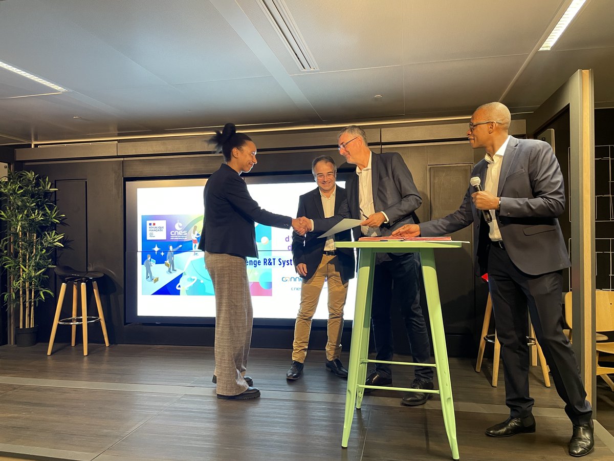 🏆 Les #lauréats challenge R&amp;T Méthodes d’hybridation pour les #SystèmesOrbitaux viennent d’être désignés!
Les 10 sociétés retenues ⭐️ se sont partagé une enveloppe globale de 650K€ de financements <a href="/CNES/">CNES</a> attribués en fin de séance, lors du #PitchDay.
👉 connectbycnes.fr/laureats-chall…