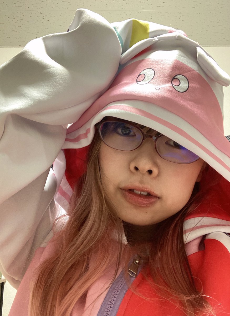 「ハロウィン近いし寒いのでウタコスパーカー着て出歩いていいですかダメっすか…そうで」|どでんちゃん@漫画家👩‍🎨4/7(金）ポーカー会主催のイラスト