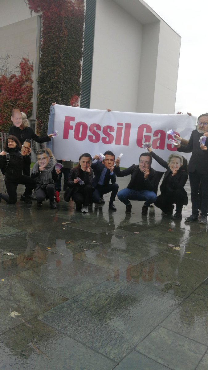 pascoesabido's tweet photo. Europe's leaders are meeting later today for the European Council Summit in Prague to discuss the #EnergyCrisis... What will they choose - the #fossilgas industry or people and the planet? https://t.co/YYE1vpkboA