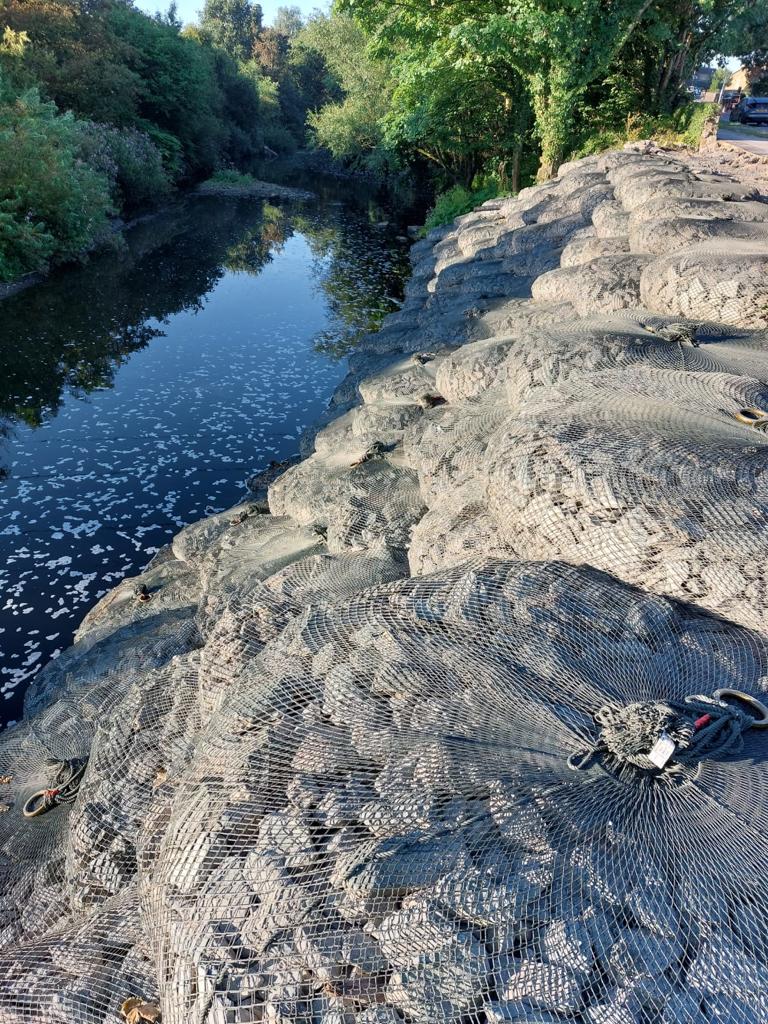 RidgewayOnline's tweet photo. Our 2T Rockbags being applied to a scoured river embankment exposed to destructive flood waters during high rainfall events.  

https://t.co/F2nosBEKr8 

#Rockbags #engineering #filterunit #filterunitrockbags #filterunit #scourprotection https://t.co/ubtxi8oage