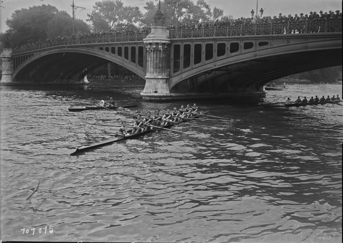 #Aviron En 1880, Sur le modèle Oxford-Cambridge, le Rowing Club de Paris et la Société Nautique de la Marne débutent une série de défis annuel qui se prolongera pendant près d'un siècle

C'est certainement la première rivalité de l'histoire du sport français.

(Photo de 1925)