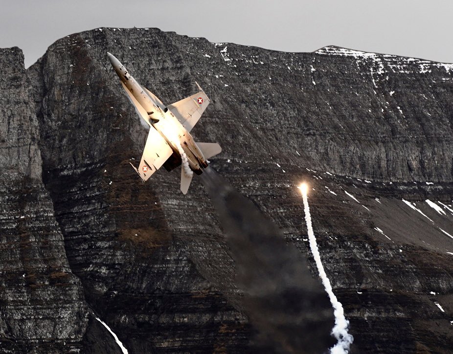 Die Schweizer Luftwaffe & unsere Luftwaffe arbeiten seit Jahren eng bei der Sicherung ihrer Lufträume zusammen. Generalleutnant Ingo Gerhartz war Gast bei der #AXALP Übung. @vbs_ddps demonstriert dort beim Fliegerschießen den Einsatz von Luftstreitkräften.