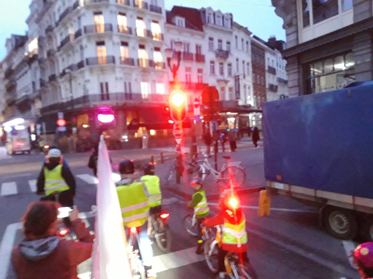 Nous avons accompagné une petite quainzaine d'enfants qui ont traversé la @VilleBruxelles à vélo pour rejoindre leur école ce matin.
À notre connaissance, il s'agit du premier rang-vélo du Pentagone 💪.
#StreetsForKids #welovegoodmove