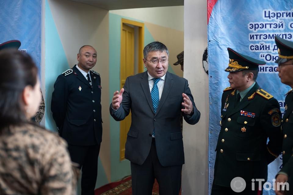 AriuntuyaLaw's tweet photo. Ийм балиар цаг үеэсээ хоцрогдсон арга барилаа хзэ өөрчлөх вэ?!
Өөрсдөө бохир заваан гадны гуталтайгаа таахалзаж алхаад 18 нас дөнгөж хүрсэн хөвгүүдийг нүцгэн шалданаар нь зургийг нь дарж хүйтэн шалан дээр зогсоогоод л, шоронгийн хоригдол аятай АТГ ТЕГ ЦЕГ гд бүр бөөн сүр арай2🤮 https://t.co/xOhStpBbYq