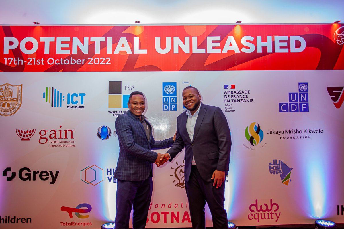 yasintawandiba's tweet photo. A boy from Kariakoo  with the supporting team has made it possible.He is the true definition of youth supporting youth...this should motivate youth of today to dream big and to stop at nothing until it is done. #saharaventure #saharasparks #PotentialUnleashed22 #playnlearnafrica https://t.co/yD0qscbaTr