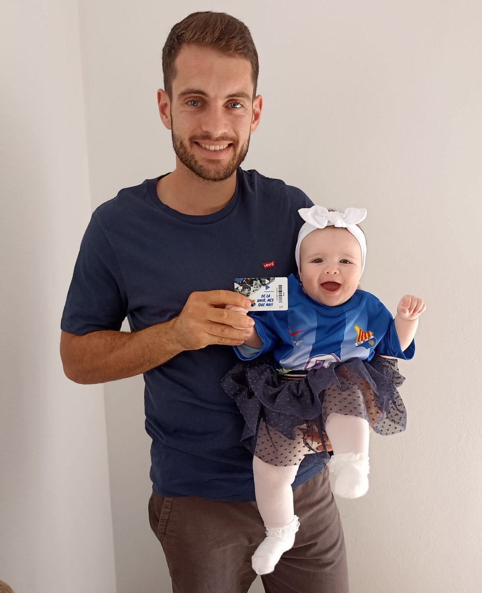 CLUB | Us presentem la Jana Soler Hostench <a href="/PepuSoler/">Pepu</a>, que llueix ben maca amb la samarreta de la #UEFigueres i amb el seu carnet de sòcia!

Si els vostres fills tenen menys de 5 anys, des d'aquesta temporada poden ser socis de forma gratuïta. Contacteu amb nosaltres

#ForçaUnió