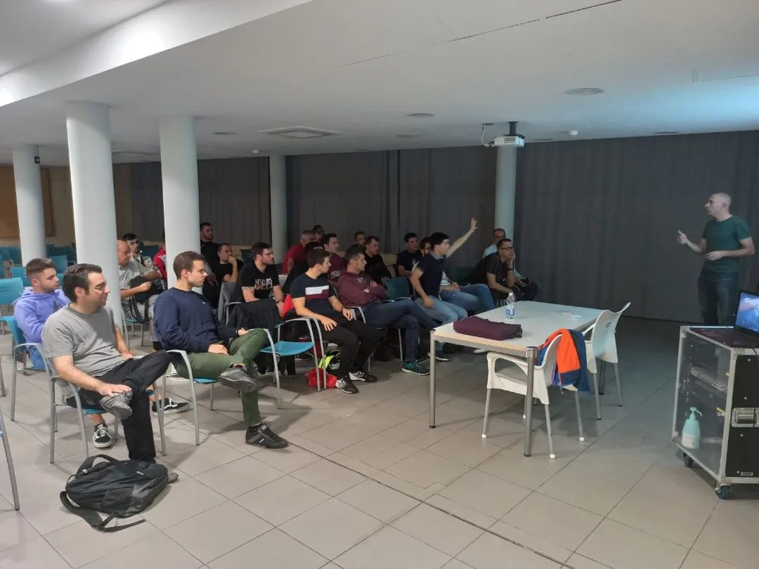 CNaBaloncesto's tweet photo. Los errores nos ayudan a crecer. La cuestión es si estas dispuesto a trabajar para mejorar.
Ese es el reto para todos 😉
RSBQ "Rhythm-Speed-Balance-Quickness"
⛹️‍♀️⛹️‍♂️⏳🚯  #TercerEquipo #SesionSala
#Arbitros #Baloncesto #RefereeLife #CNaB
#Octubre22 #EntrenamientoCNaB 🔝🏀🖤 https://t.co/JRhMi5mjyv