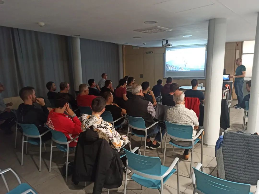 Los errores nos ayudan a crecer. La cuestión es si estas dispuesto a trabajar para mejorar.
Ese es el reto para todos 😉
RSBQ "Rhythm-Speed-Balance-Quickness"
⛹️‍♀️⛹️‍♂️⏳🚯  #TercerEquipo #SesionSala
#Arbitros #Baloncesto #RefereeLife #CNaB
#Octubre22 #EntrenamientoCNaB 🔝🏀🖤