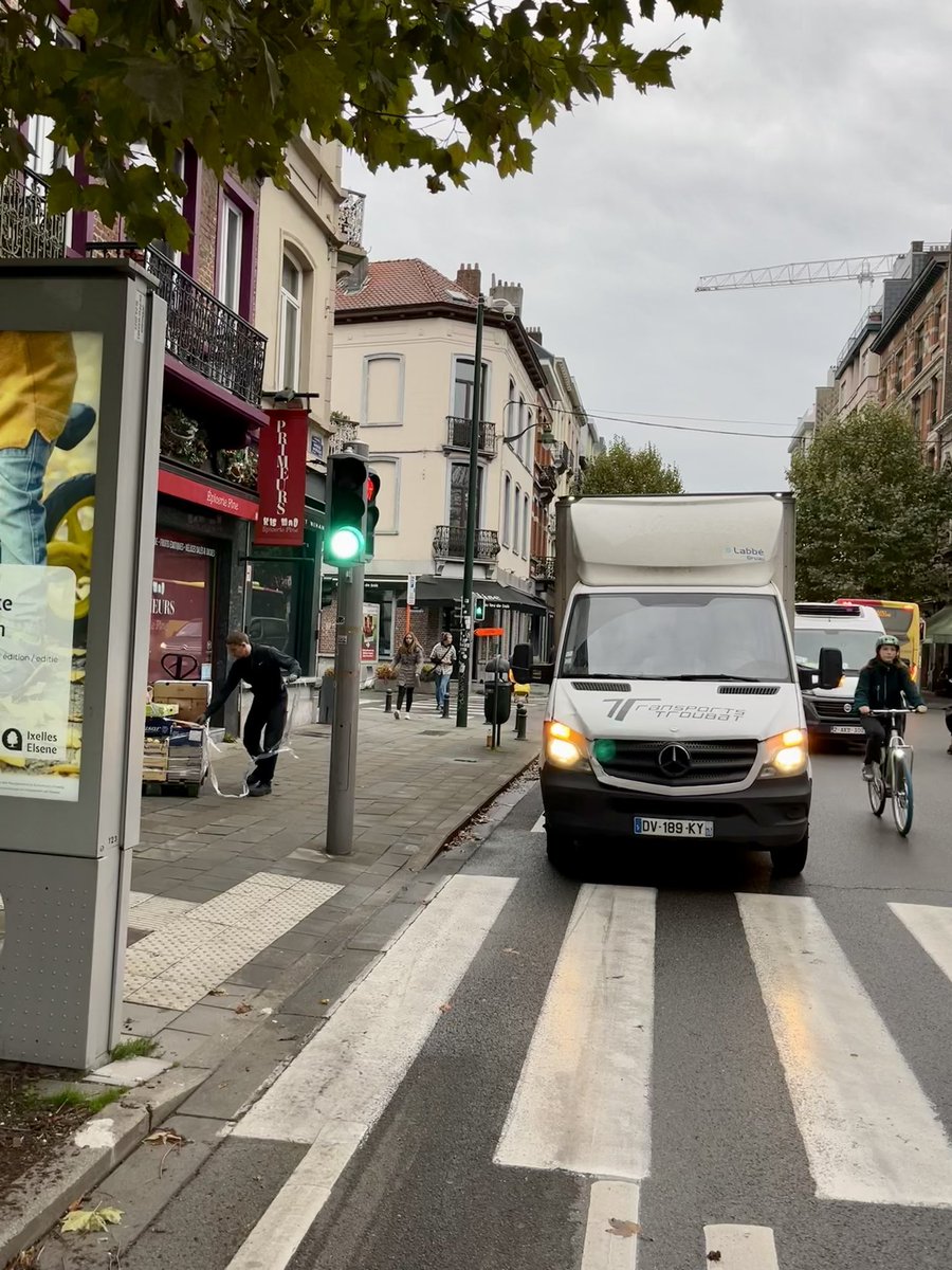 fietsinbrussel's tweet photo. Every painted bike strip is a parking 🅿️ lane for lazy, negligent white van drivers 🚐🚐🚛

#ChdeWaterloo #Ixelles https://t.co/6tAHvCdc4N
