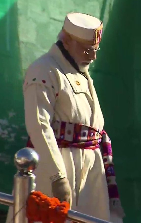 Pravin2305's tweet photo. PM @narendramodi is wearing Chola Dora dress which is handmade by the women of Chamba, gifted to him during his recent Himachal Pradesh visit. 

He had promised the women that he will wear it when he goes to a cold place, which is today.

#ModiInDevbhumi https://t.co/hvwETrrtrQ