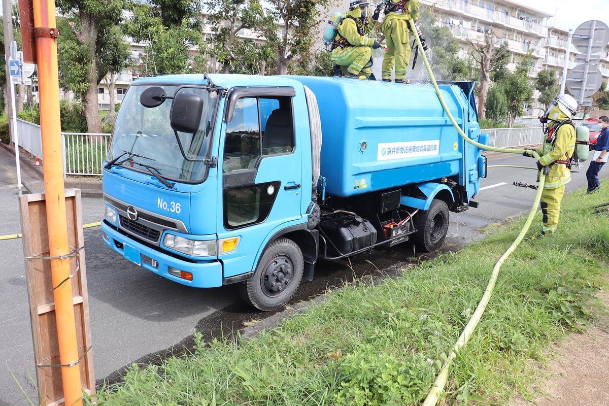 fukuroi_fd_119's tweet photo. 資源ごみの収集作業中にごみ収集車の火災が発生しました。

火災の原因は特定できませんでしたが、今回のような火災は、中身が残っている��プレー缶がごみ収集車の中で爆発を起こし、他のごみに飛び火したことや、分別をしなかったリチウムイオン電池等から出火したことなどが原因と考えられます。 https://t.co/H7aEQqN2ae