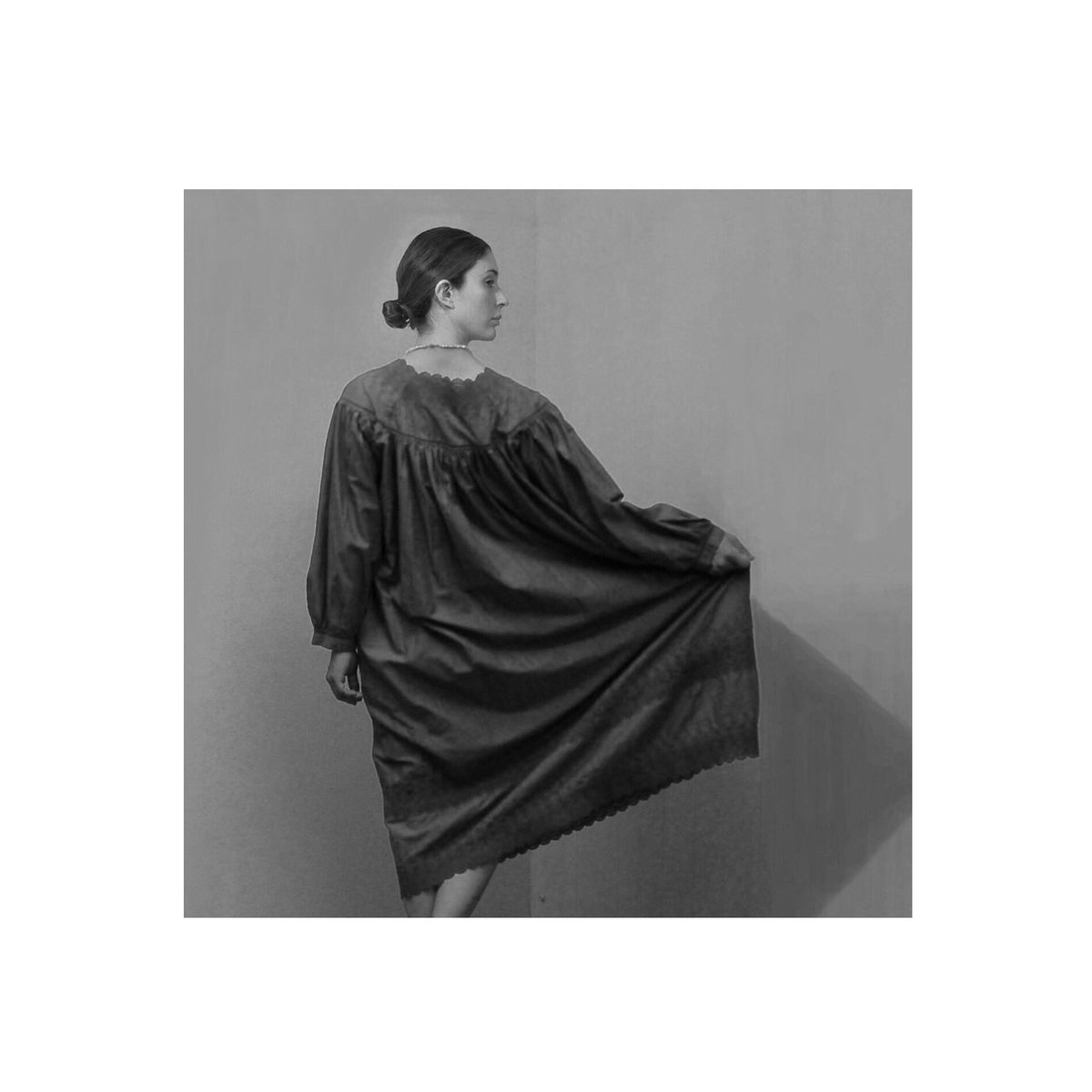 point_de_Japon's tweet photo. Square Neck Gathered Dress
#squareneck #gathered #dress #cottonlace #floral #embroidery #fashiondesign #fashionphotography #madeinjapan #pointdejapon #modern #contemporary #lessismore #urbanfashion #handcrafted #fitting #resortwear #backstyle #styling #fashionlover #clothmaking https://t.co/jXl6N5Y6JV