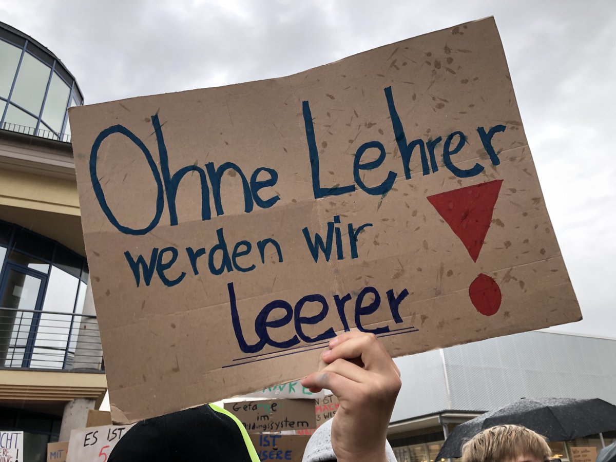 #Lehrermangel: Rund 200 Schüler und Eltern protestieren gerade in #Osterburg gegen den massiven Stundenausfall. Sie wollen ein Zeichen setzen; sie haben Angst um ihre Zukunft.
