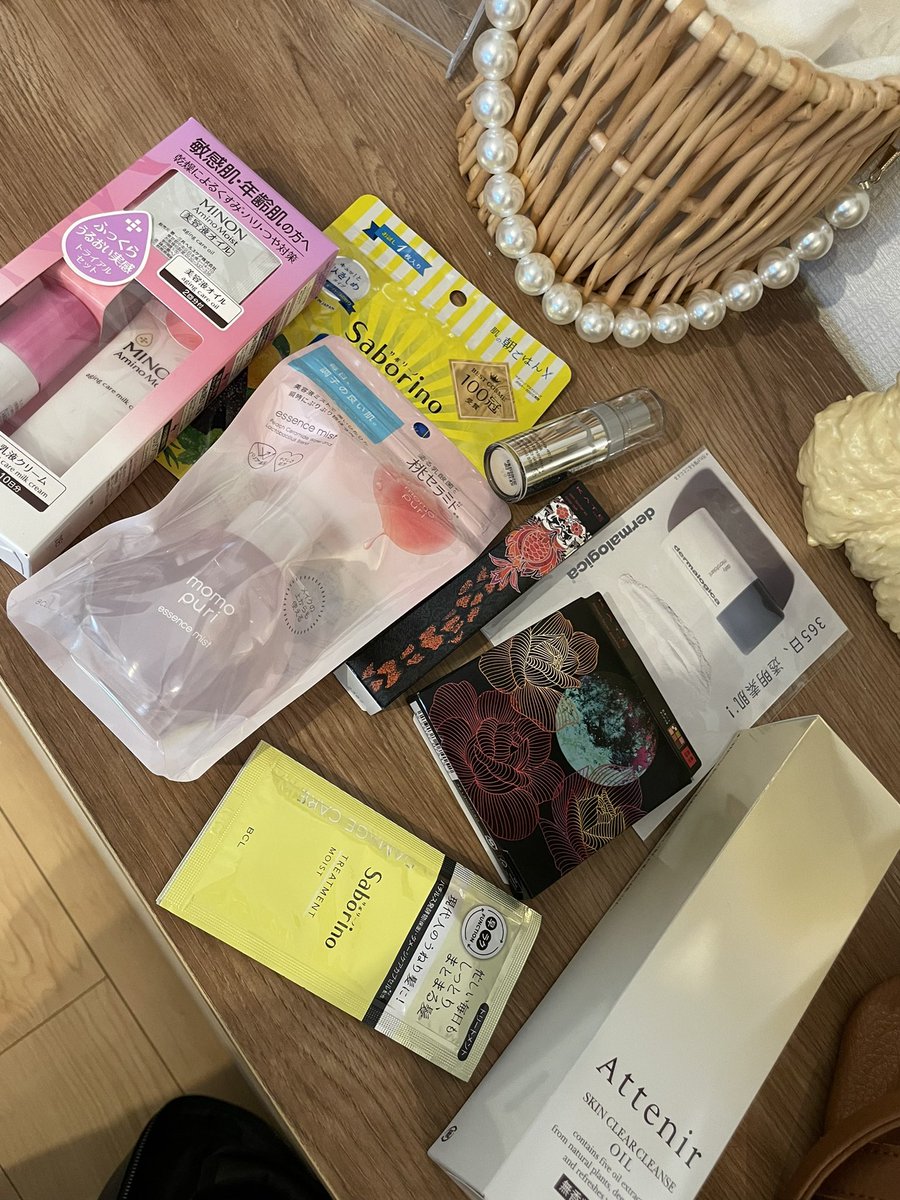 Kuualoha_s's tweet photo. @RAXYBeautyBox の中身🌿今月KATEのコスメ入ってる〜！嬉しいぃいいい！ https://t.co/fB5WMNgGkx