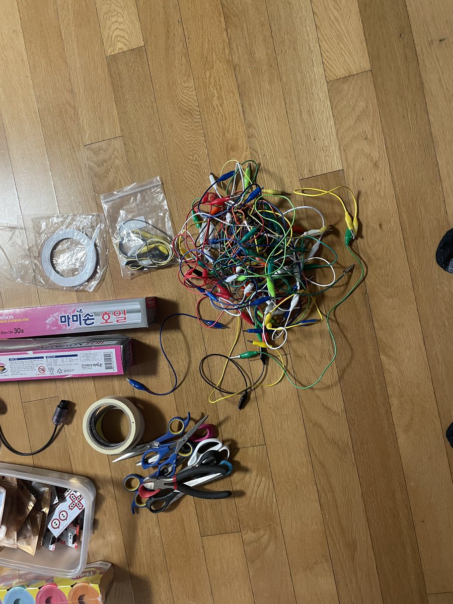 Getting prepped for my workshop tomorrow, Making Awareness: makerspace projects creating adaptive tech. Let’s build video game controllers. #DEIx22 #accessibility #makeymakey