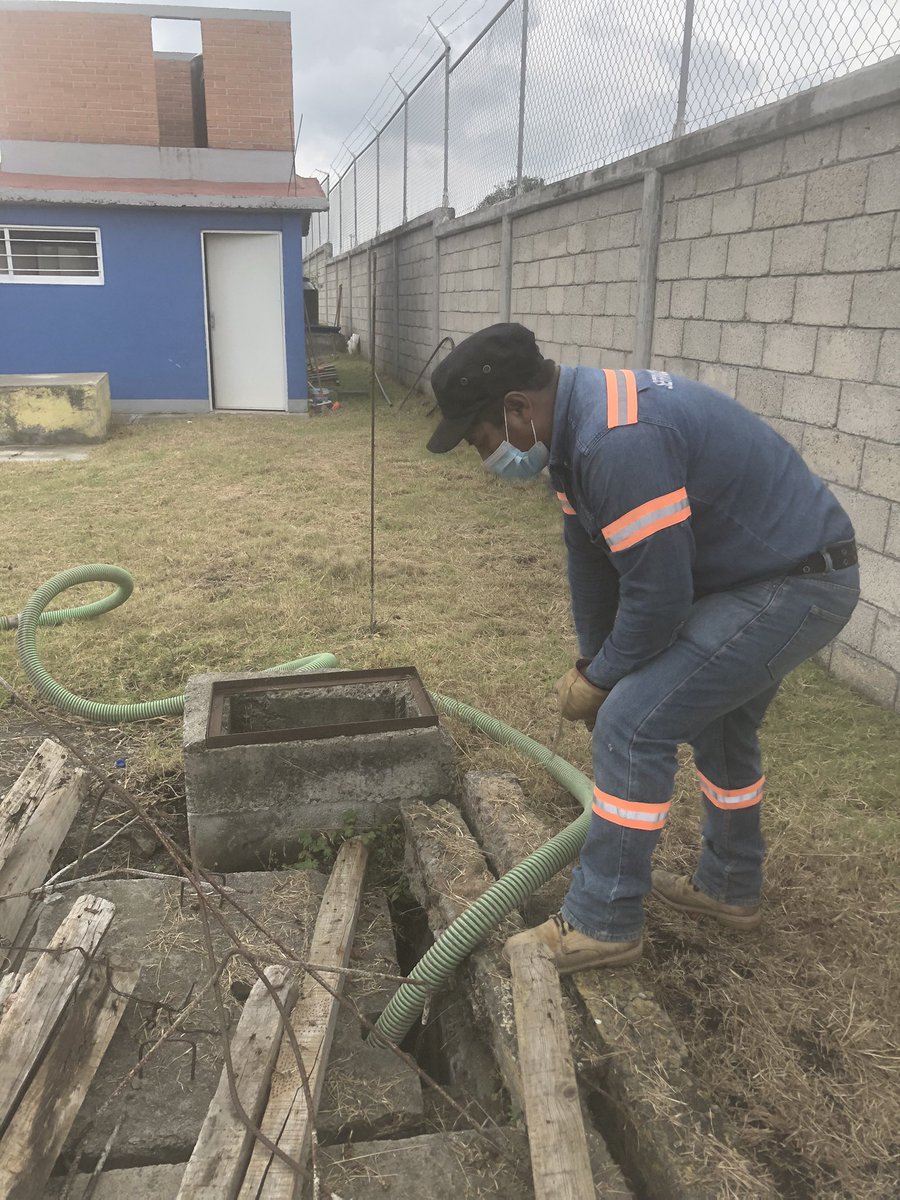 EscNicolasBravo's tweet photo. La escuela primaria Nicolás Bravo con apoyo del H. Ayuntamiento del municipio de  #SanJoséDelRincón e invaluable apoyo de la presidenta municipal  #AnaMaríaVázquezCarmona realiza el saneamiento de la fosa séptica para salvaguardas la integridad de la comunidad escolar.@ZonP287 https://t.co/7RTVDyAzR3
