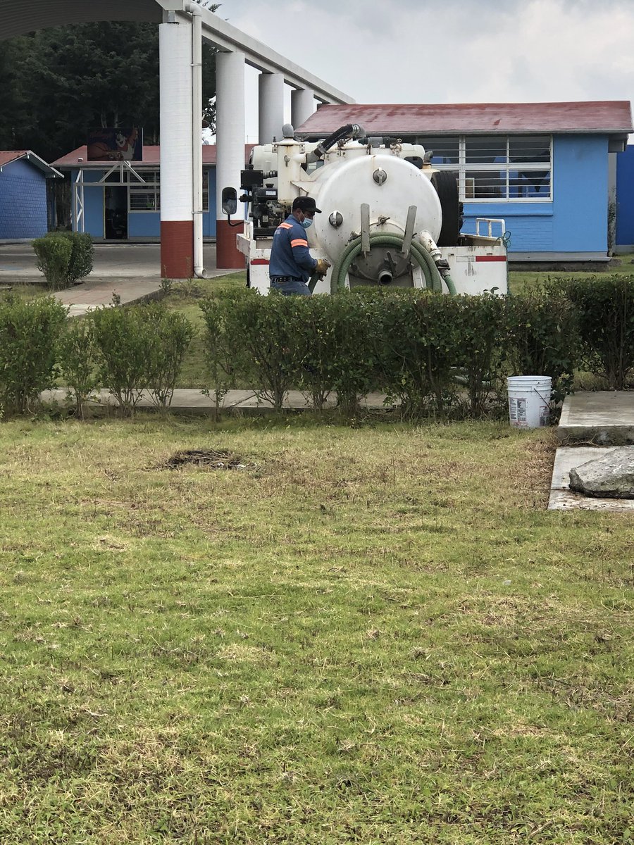 EscNicolasBravo's tweet photo. La escuela primaria Nicolás Bravo con apoyo del H. Ayuntamiento del municipio de  #SanJoséDelRincón e invaluable apoyo de la presidenta municipal  #AnaMaríaVázquezCarmona realiza el saneamiento de la fosa séptica para salvaguardas la integridad de la comunidad escolar.@ZonP287 https://t.co/7RTVDyAzR3