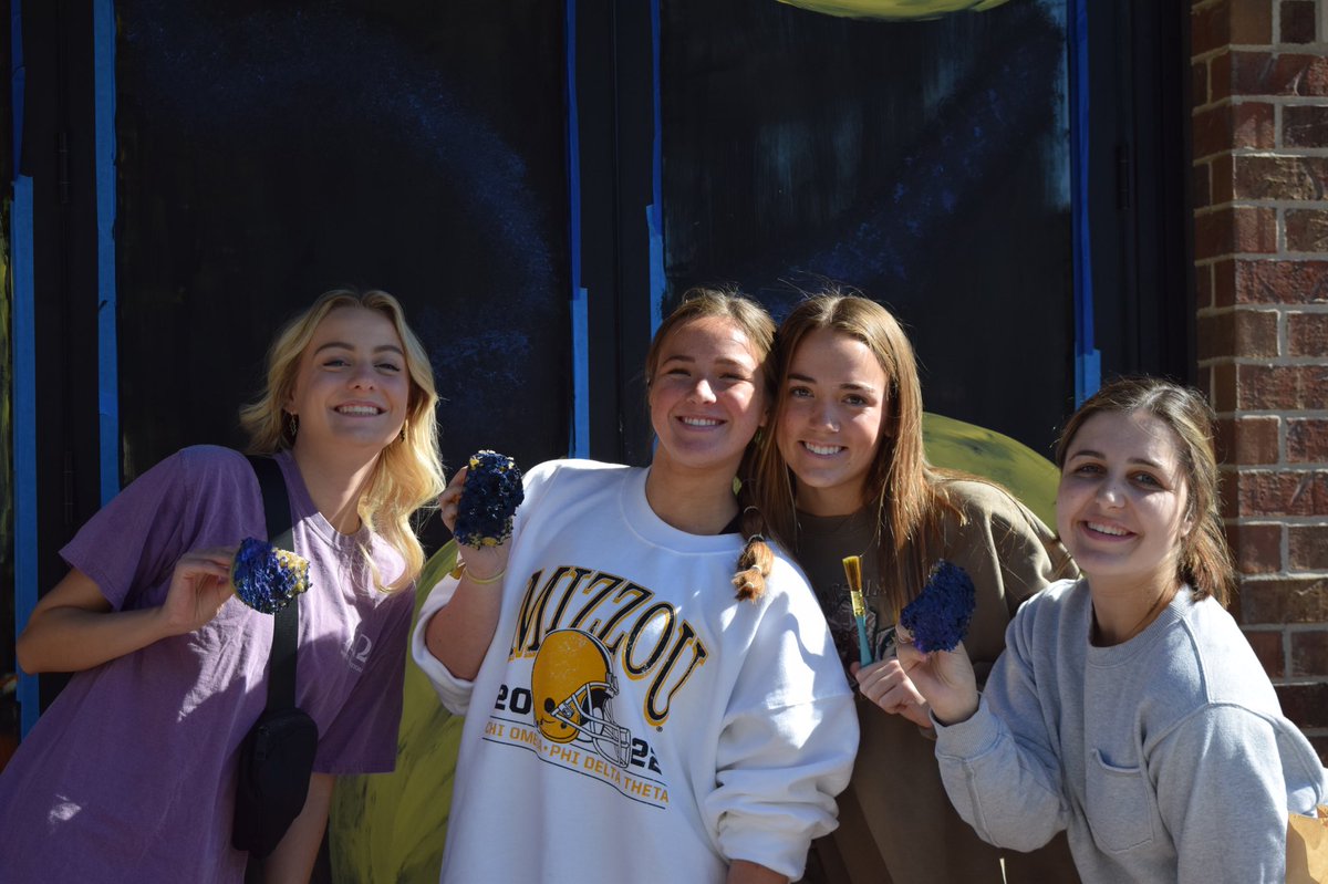 MU_Homecoming's tweet photo. The town is turning gold! Make sure to check out downtown Columbia this weekend to enjoy all the window displays featured in Decorate the District. #MizzouHomecoming https://t.co/G0XOMAKBy4