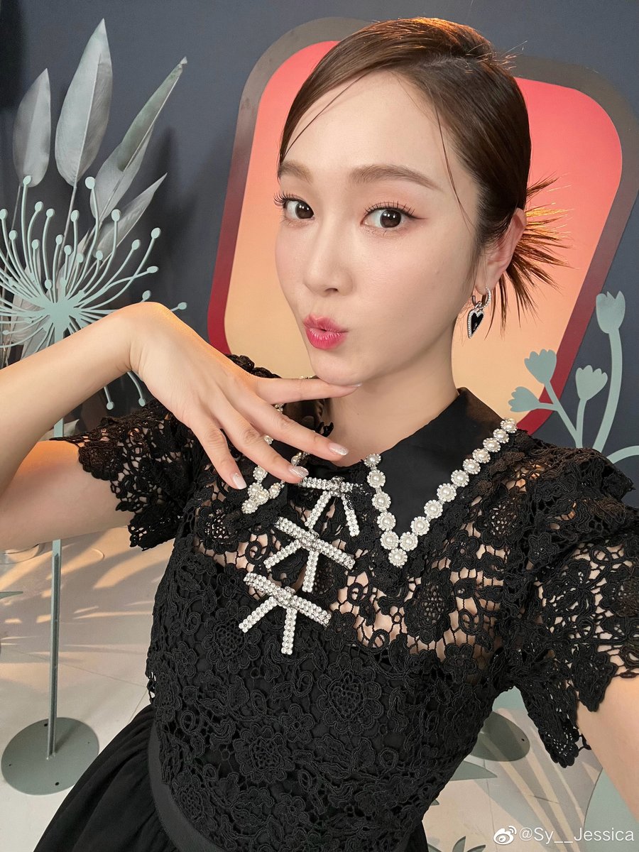JeKret's tweet photo. [TRANS] 🖤black or pink💖? Sharing a wave of accumulated selfies~Hope you guys like it🐰maomaos #HappyFriday #SharingMakeup

: https://t.co/pj17ziafAM
#제시카 #JessicaJung #郑秀妍 https://t.co/q2o8gYhtpR