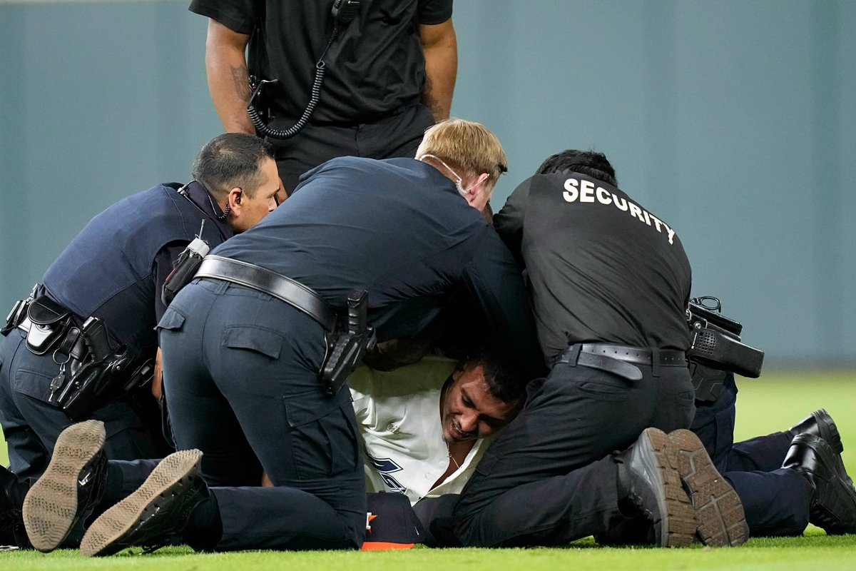 DTGotera's tweet photo. Here's the scene in the 9th when the #Astros fan ran onto the field, clearly makes contact with Jose Altuve.

Afterwards, Altuve told us the guy told him "we need to win" &amp; wanted a selfie. He was about to take one with him...before security came and took him down.

Wild. https://t.co/3SucVSPP58