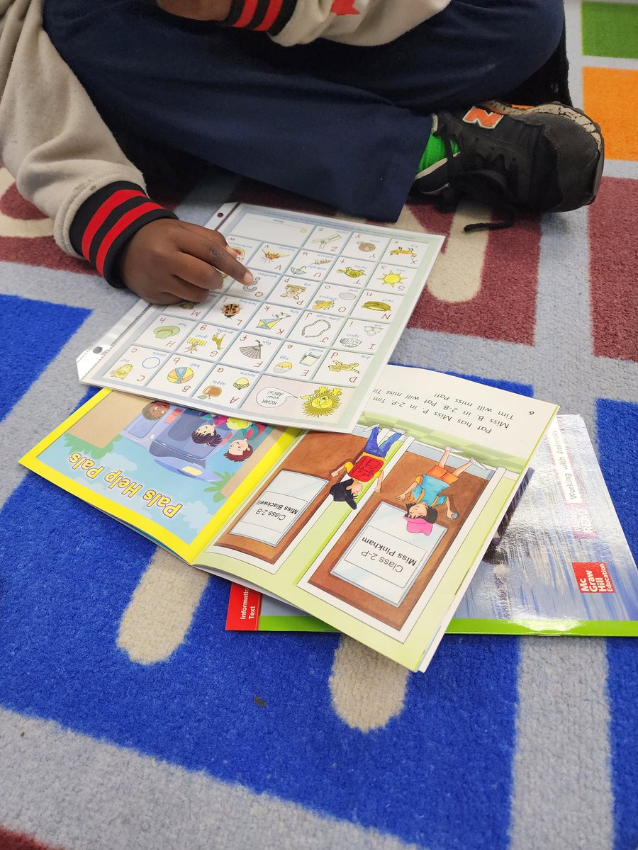 firstgrade209's tweet image. Small-group instruction allows me to evaluate students&apos; learning strengths and tailor lessons to them. #decodablereading #leveledreading #independentreading