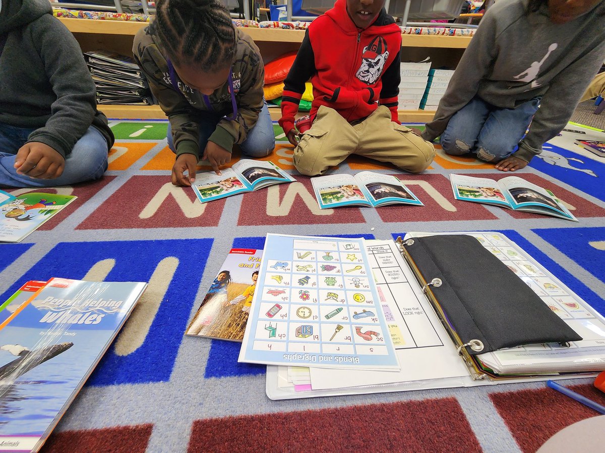 firstgrade209's tweet image. Small-group instruction allows me to evaluate students&apos; learning strengths and tailor lessons to them. #decodablereading #leveledreading #independentreading
