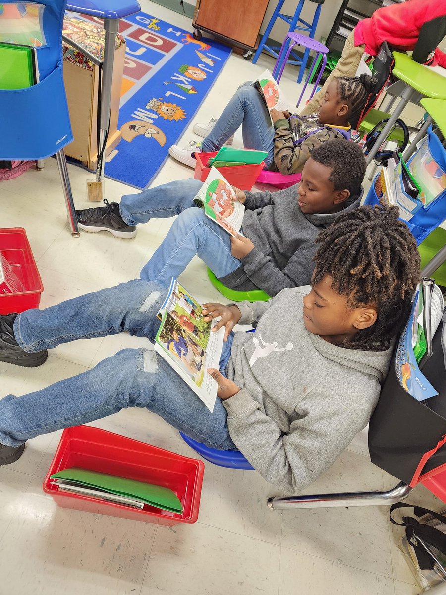 firstgrade209's tweet image. Small-group instruction allows me to evaluate students&apos; learning strengths and tailor lessons to them. #decodablereading #leveledreading #independentreading