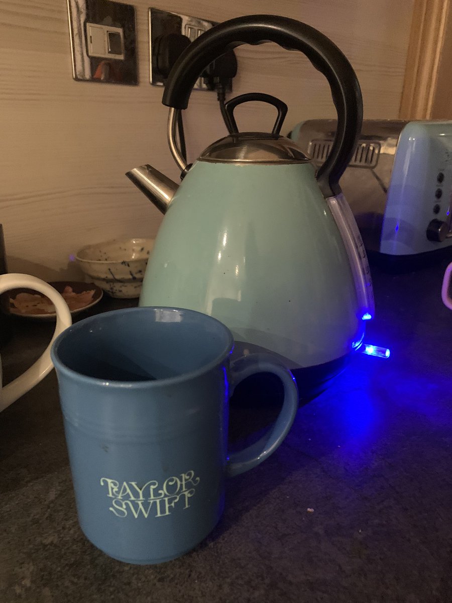 winterswiftie89's tweet photo. Much needed tea break #MadTParty @taylornation13 #midnighTSnosleepover https://t.co/ygFyIj0uK8
