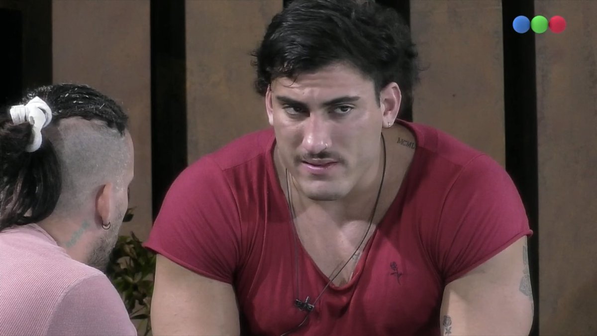 ElLauchaOkey's tweet photo. Tomas Holder ahora: "Que suerte que no hay ninguno puto en la casa por qué ahora mismo con la calentura que tengo le estaría pegando”. Que lindo. #GH2022 https://t.co/CPOYZNo3xA