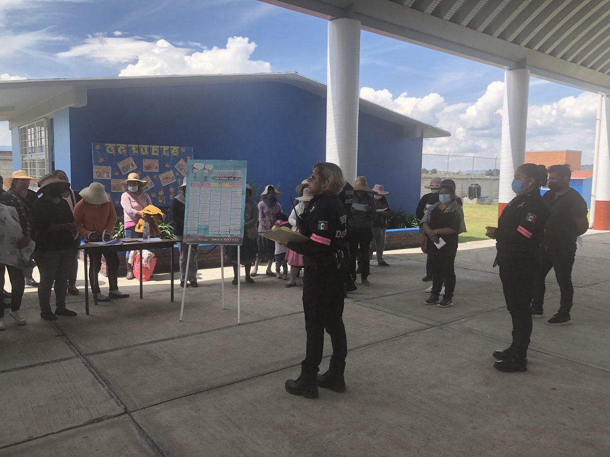 EscNicolasBravo's tweet photo. Con el objetivo de desarrollar una cultura de seguridad ciudadana  se recibió a personal de prevención del delito en la escuela Nicolás Bravo quienes dieron a conocer a la comunidad escolar  los números de emergencia y seguridad pública. @ZonP287 https://t.co/obgEZFN2Ti