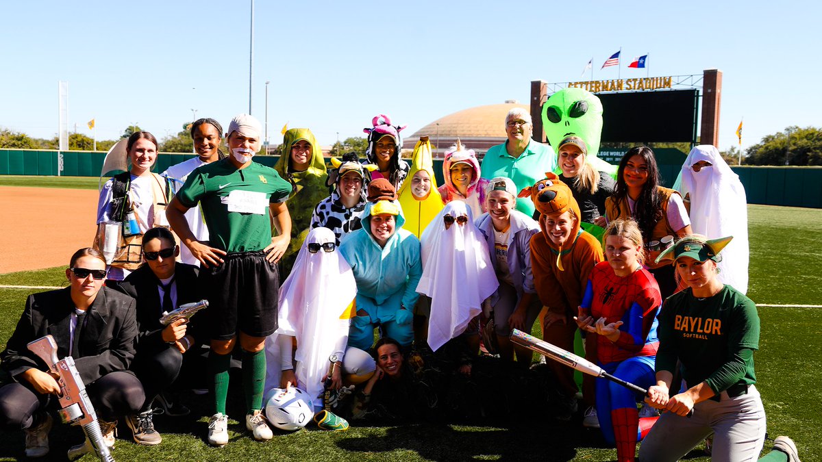 Green Team takes the 𝗚𝗿𝗲𝗲𝗻 & 𝗚𝗼𝗹𝗱 𝗪𝗼𝗿𝗹𝗱 𝗦𝗲𝗿𝗶𝗲𝘀 🏆 Halloween was also celebrated today … more pics coming tomorrow 👀 #SicEm 🐻🥎