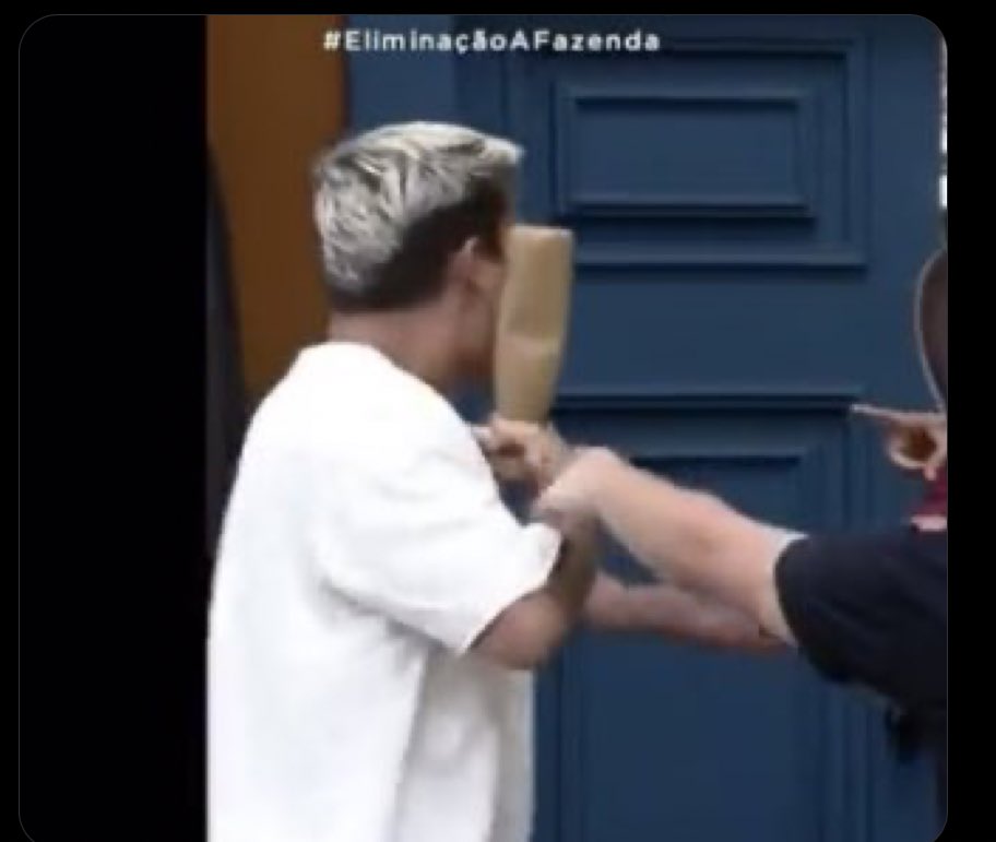 negobeello's tweet photo. Thiago foi se defender olha como a garrafa ficou kkkkk  fdp desequilibrado #EliminacaoAFazenda #thiago #expulsao https://t.co/xbbBwSwKM6