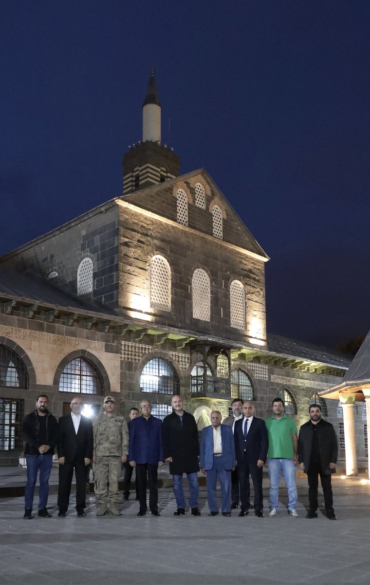 Bir Cuma sabahı…

Diyarbakır Ulu Camii şahittir, 
Tarih şahittir,
Bu topraklar şahittir:
"Andolsun ki biz kardeşiz..."