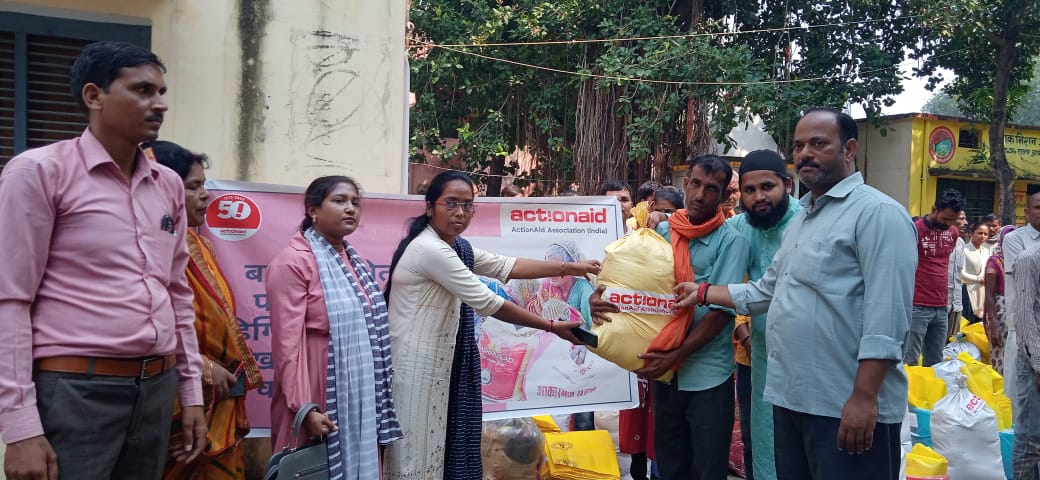C9Khalid's tweet photo. Dry ration and dignity kits distribution by @ActionAidIndia to vulnerable families of floods affected areas of Shravasti district of UP. Thanks to district administration for your support.  @rahat_up @swatantrabjp @UPSDMA1 @dmshravasti @CDOShravasti @ChiefSecyUP https://t.co/WZ6K4pXYDB