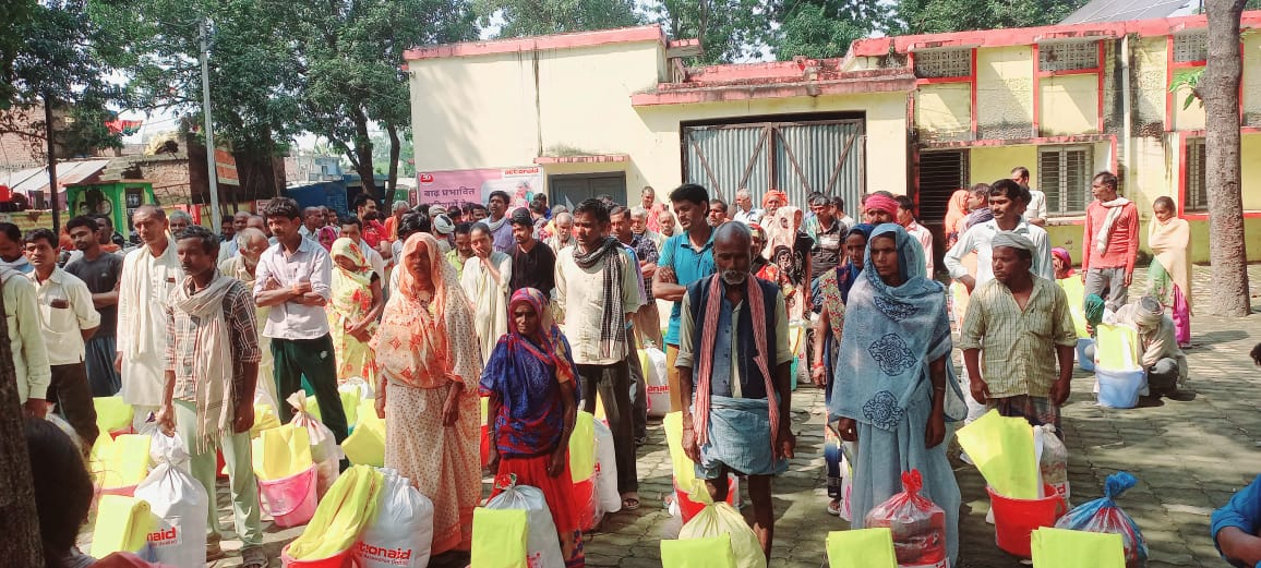 C9Khalid's tweet photo. Dry ration and dignity kits distribution by @ActionAidIndia to vulnerable families of floods affected areas of Shravasti district of UP. Thanks to district administration for your support.  @rahat_up @swatantrabjp @UPSDMA1 @dmshravasti @CDOShravasti @ChiefSecyUP https://t.co/WZ6K4pXYDB