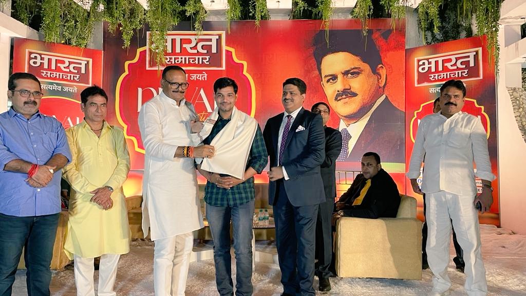 vipinslive's tweet photo. भारत समाचार उत्तर प्रदेश जिला संवादाता टॉप 10 में 5वा स्थान प्राप्त करने पर डिप्टी सीएम ब्रजेश पाठक जी और एडिटर इन चीफ ब्रजेश मिश्रा सर से सम्मानित होने आए सौभाग्य प्राप्त हुआ।  @brajeshlive  @Virendrauptv @brajeshpathakup @hindipatrakar @lokeshRlive @NeerajKumarJad1 https://t.co/CPtMN7RMuc