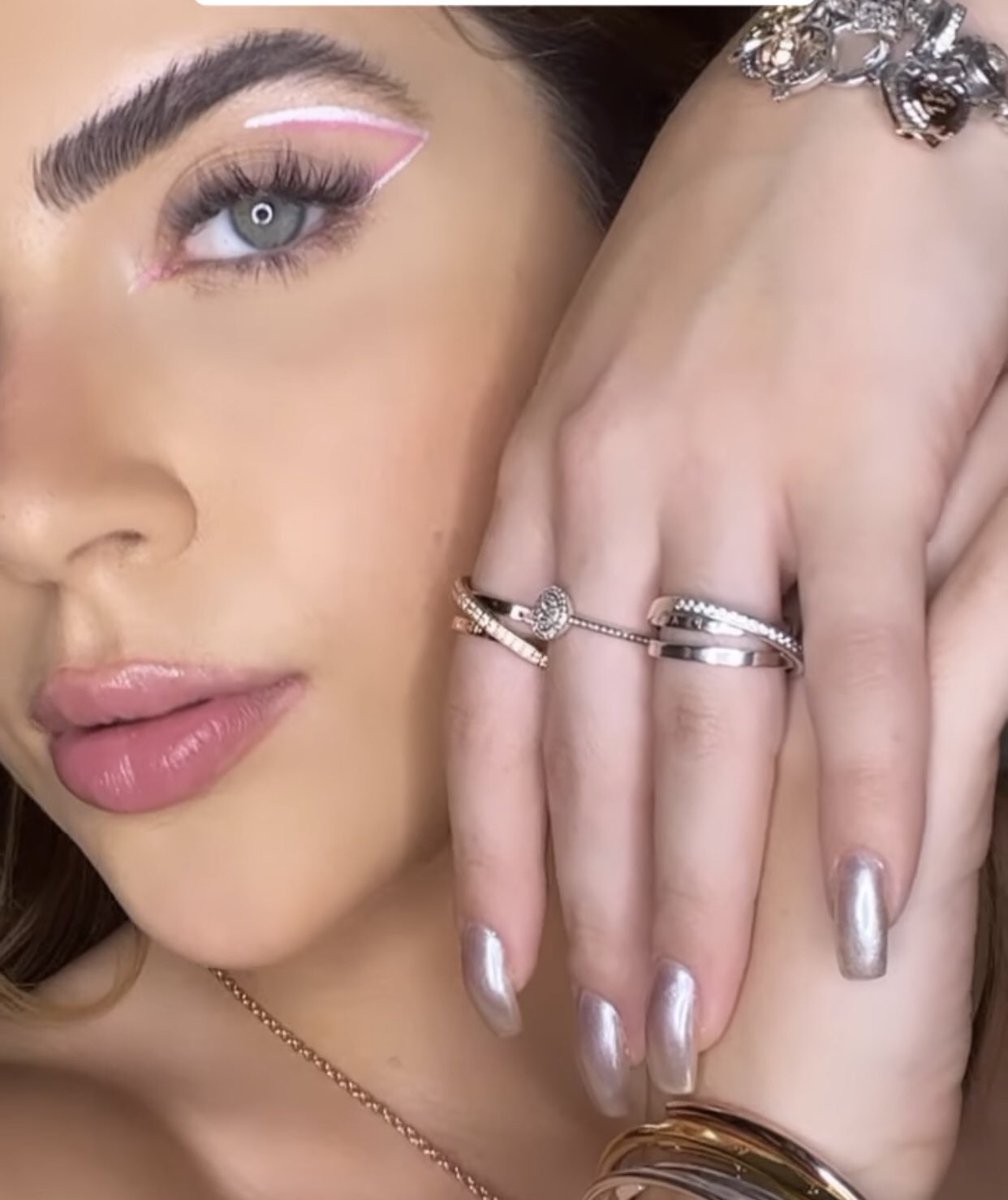 Pripriscila123's tweet photo. Ela é o momento! Ela é só sucesso e ela brilha muito! @jadepicon é a nova ✨EMBAIXADORA✨ da Pandora 

Bora subir essa tag #JadecomPandora https://t.co/Ti3CMZXjRU