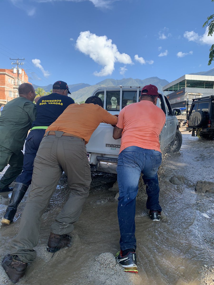 Arismendisanz's tweet photo. #TODOS empujando hacía un mismo rumbo, esa es la #solidaridad manifiesta del pueblo venezolano. En #Unión #LasTejeriasRenacerá junto al #Castaño.

#TúTambiénPuedesAyudar 
#Maracay 

@NicolasMaduro 
@delcyrodriguezv 
@Soykarinacarpio 
@sandraoblitasr 
@soymundocap https://t.co/opJ6gVKcwq