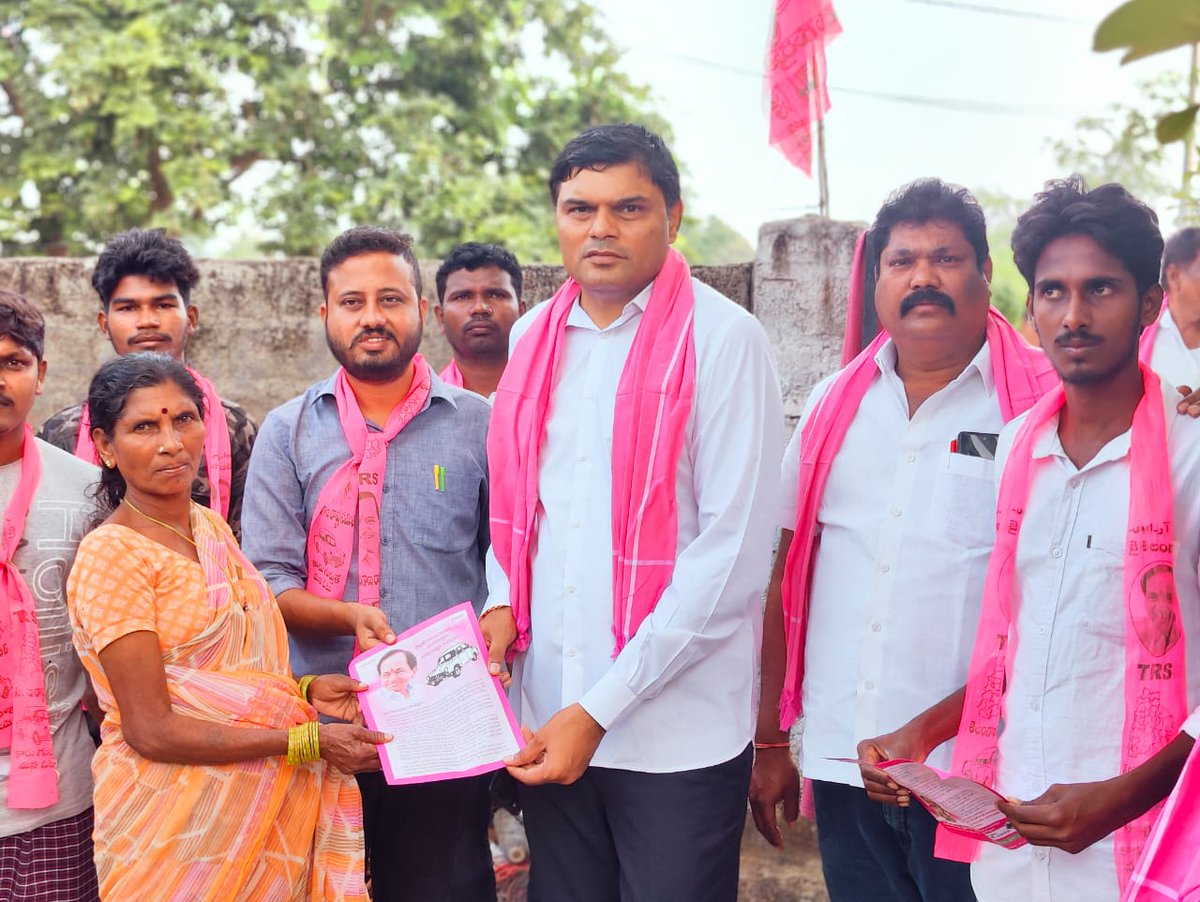 rao_vijith's tweet photo. మునుగోడు నియోజకవర్గం ఉప ఎన్నికల్లో భాగంగా నాంపల్లి మండలం పగిడిపెల్లి గ్రామంలో టీఆర్ఎస్ పార్టీ అభ్యర్థి కూసుకుంట్ల ప్రభాకర్ రెడ్డి గారి ని కారు గుర్తుకు ఓటు వేసి గెలిపించాలని ఇంటింటికి తిరుగుతూ ప్రతి ఒక్కరినీ కలుస్తూ ప్రచారం చేయడం జరిగింది. https://t.co/r0x0pI8k2w