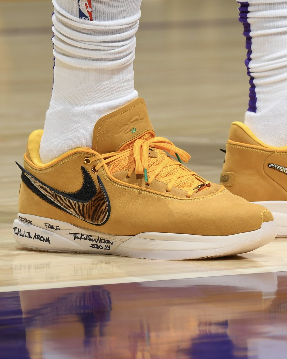 nicekicks's tweet photo. LeBron James debuted a new Nike LeBron 20 colorway against the Clippers 👑 https://t.co/pWPcDTkjjE