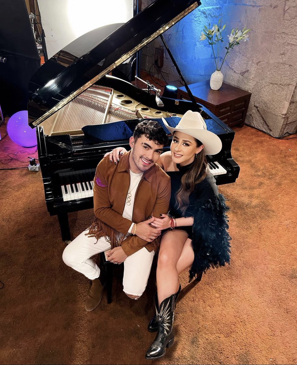 GRAN ESTRENO #VolverteAAmar | <a href="/ViviannBaeza/">VIVIANN</a> a dueto con <a href="/_DennisArana/">Dennis Arana</a> ¡IMPERDIBLE! Link: youtu.be/h-7jd1S6ky4