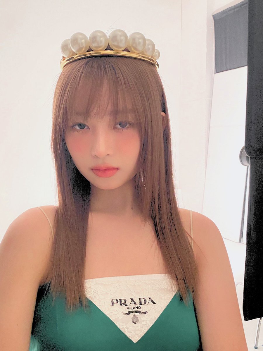 ivereii's tweet photo. A opulent and regal aura, similar to an aging Prada noble princess donning a sizable jeweled crown and appearing both elegant and endearing. You have undoubtedly fallen prey to my attractions.🤍 https://t.co/aYol1dFmE3