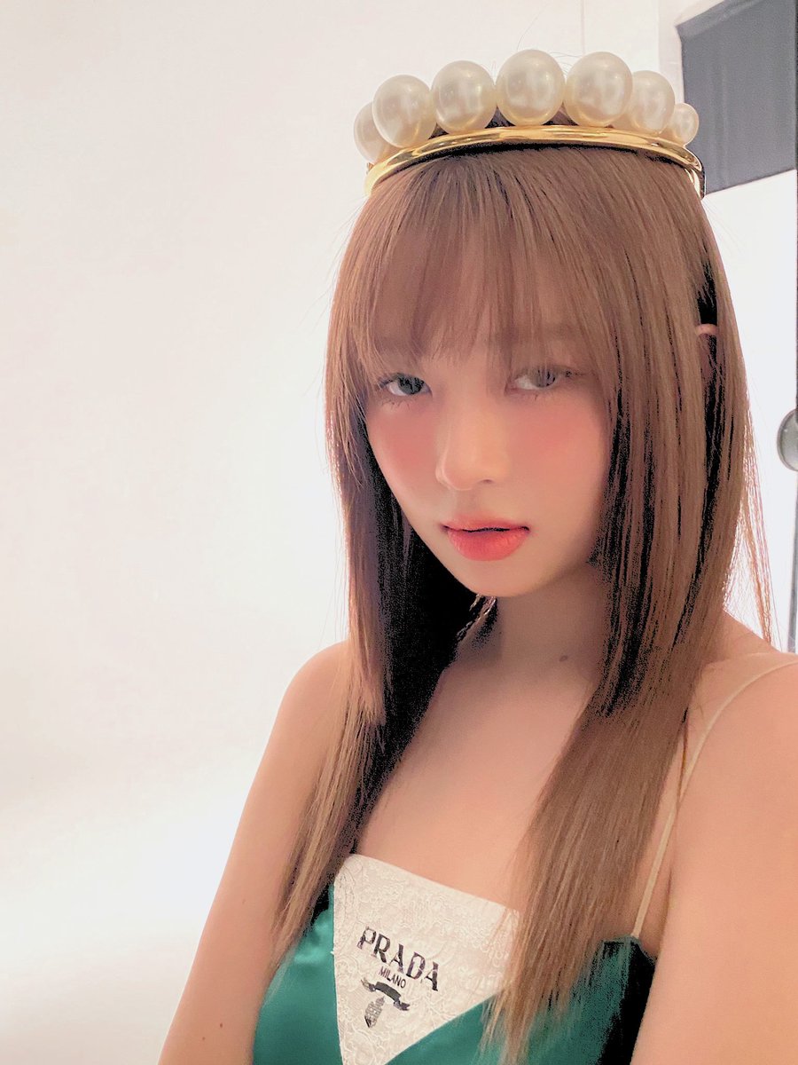 ivereii's tweet photo. A opulent and regal aura, similar to an aging Prada noble princess donning a sizable jeweled crown and appearing both elegant and endearing. You have undoubtedly fallen prey to my attractions.🤍 https://t.co/aYol1dFmE3