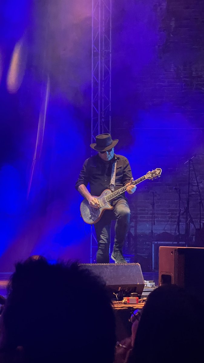 MIKEMEROL1's tweet photo. @clauzzen Llegando tarde pero seguro algo de lo de anoche con #TheMissionUK saludos @clauzzen @MikeRauda #guerrilla #Hexen https://t.co/HobkSQwC3A