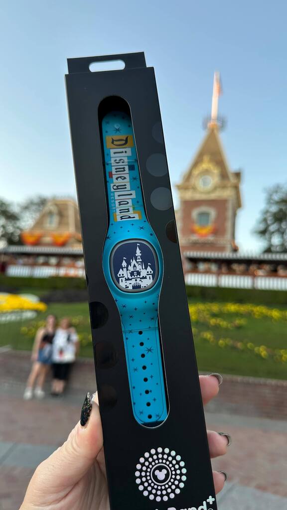 SkywalkingPod's tweet photo. MagicBand+ has arrived at @disneyland!! 20 designs available in 3 locations for @disneylandmagickey @disneyvacationclub and CMs. Available to all in more locations on Oct 26.  Happy hunting! 
#magicbands #magicbandplus #disneyland #disneylandresort https://t.co/l39ekiwI4K https://t.co/tRRgLIsJX9